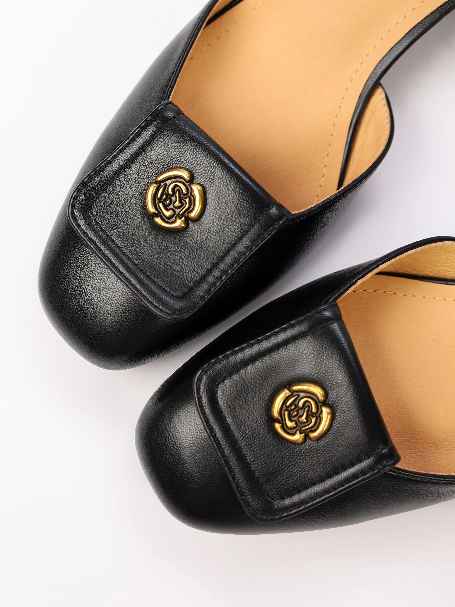 Туфли черного цвета  с ремешком на высоком каблуке